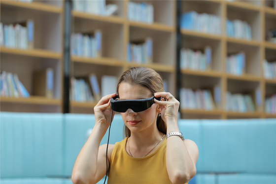 200 นิ้ว VR Smart Glasses FOV 43 องศา 1800 Nits Head Mounted Display